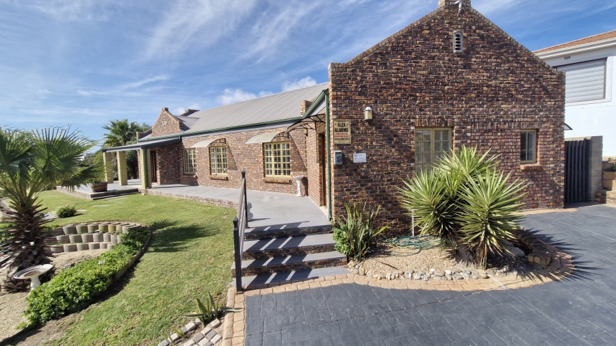 5 Bedroom Property for Sale in Middedorp Western Cape
